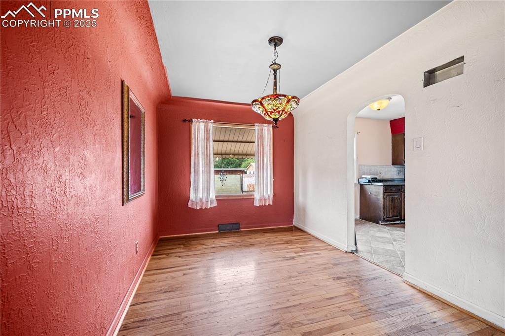 Image 7 of 26: Dining Area