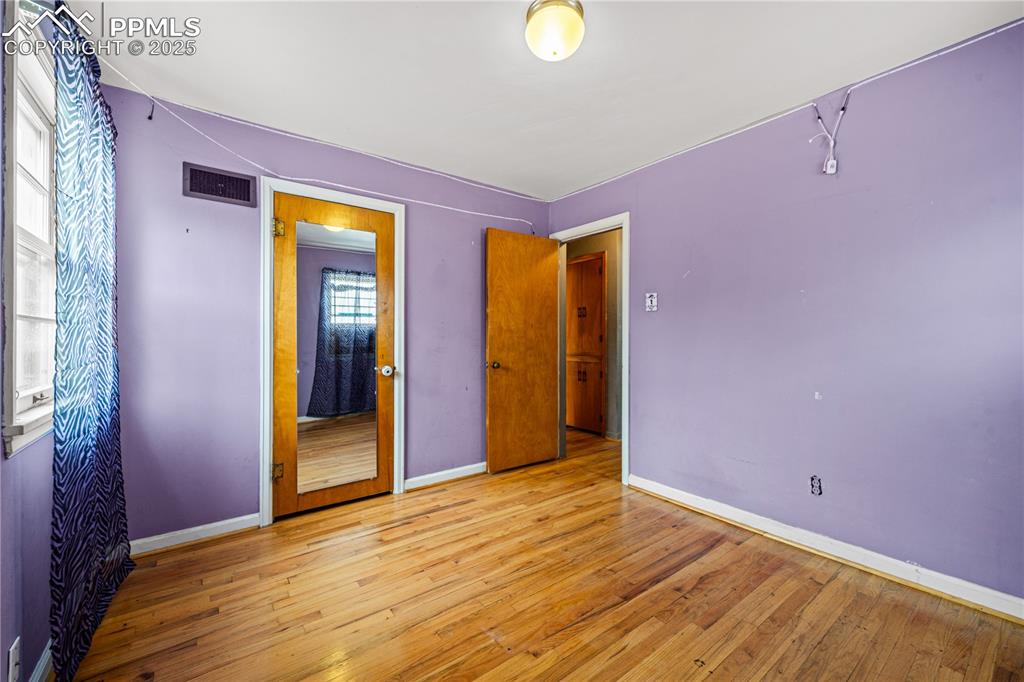 Image 9 of 26: Bedroom