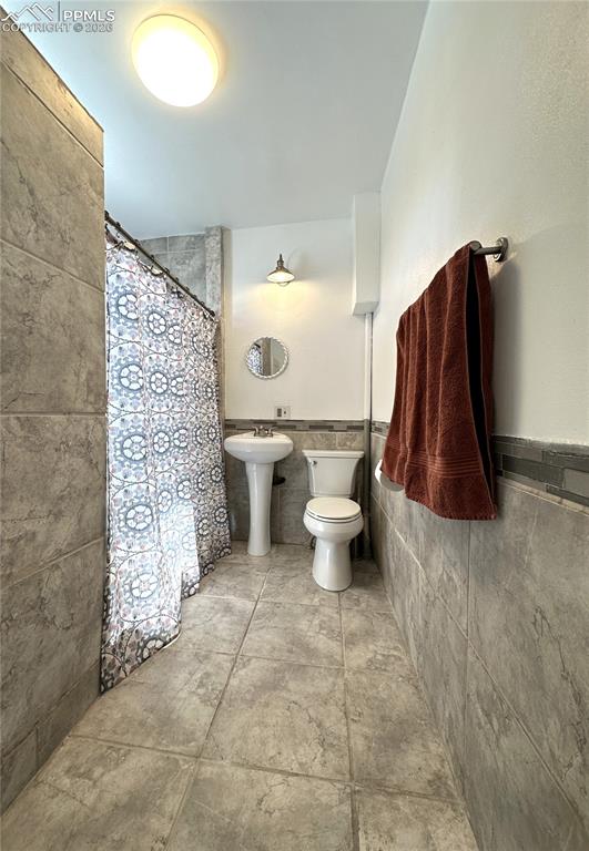 Image 10 of 14: Bathroom