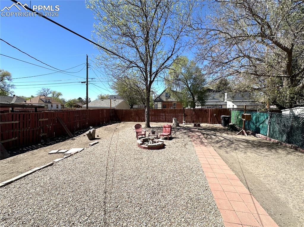 Image 12 of 14: Yard