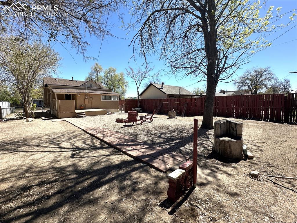 Image 13 of 14: Yard