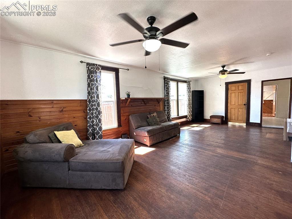 Image 4 of 14: Living Room