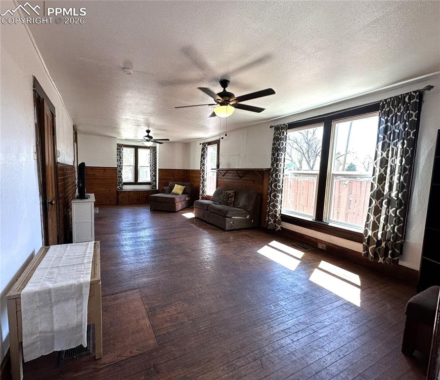 Image 5 of 14: Living Room