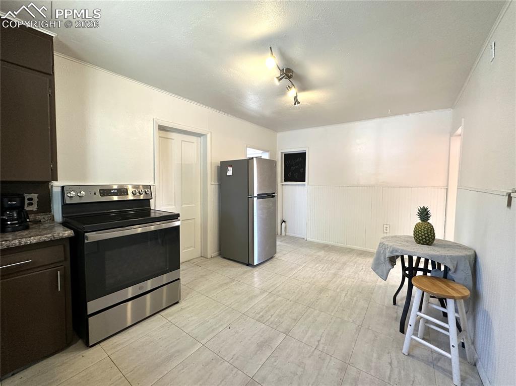 Image 7 of 14: Kitchen