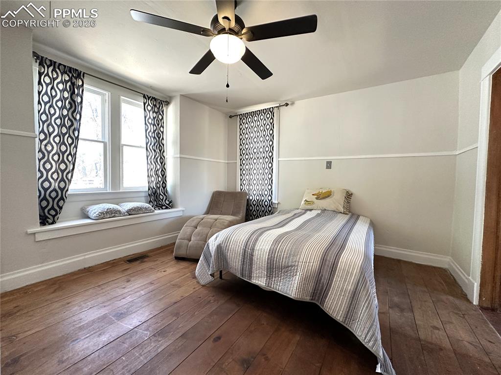 Image 8 of 14: Bedroom