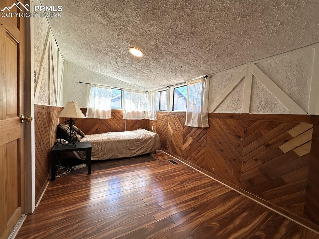 Image 9 of 14: Bedroom