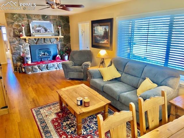 Image 12 of 31: Living Room