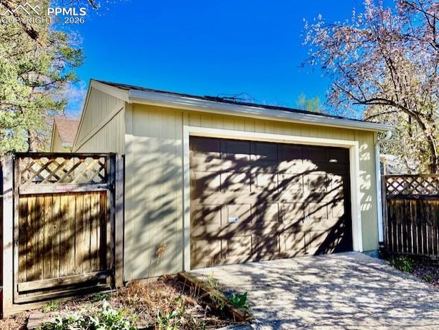 Image 6 of 31: Garage