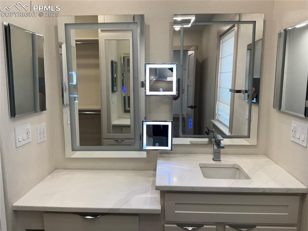 Image 22 of 50: with vanity and 6 mirrors