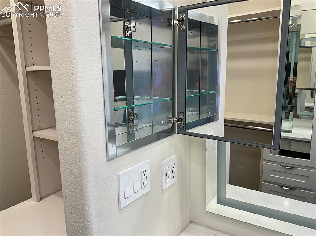 Image 23 of 50: Mirrored medicine cabinet