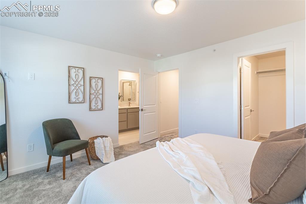 Image 29 of 36: Bedroom