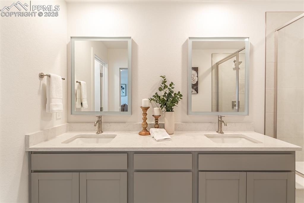 Image 30 of 36: Bathroom