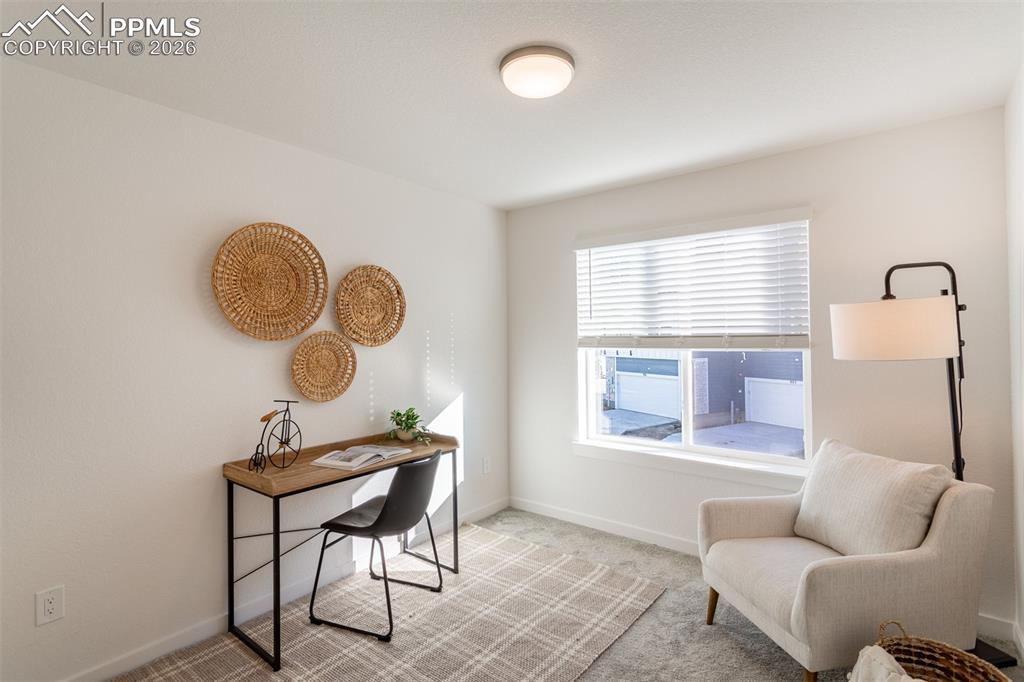 Image 33 of 36: Office