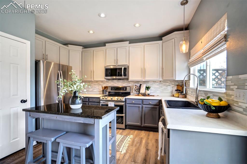 Image 10 of 50: Kitchen