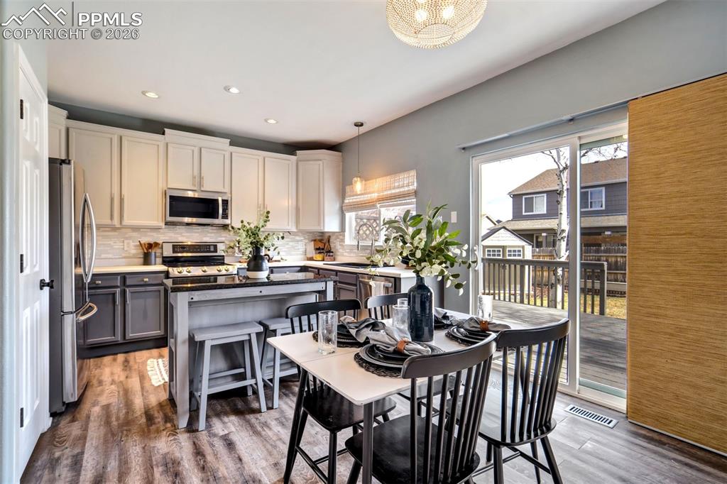 Image 11 of 50: Dining Area