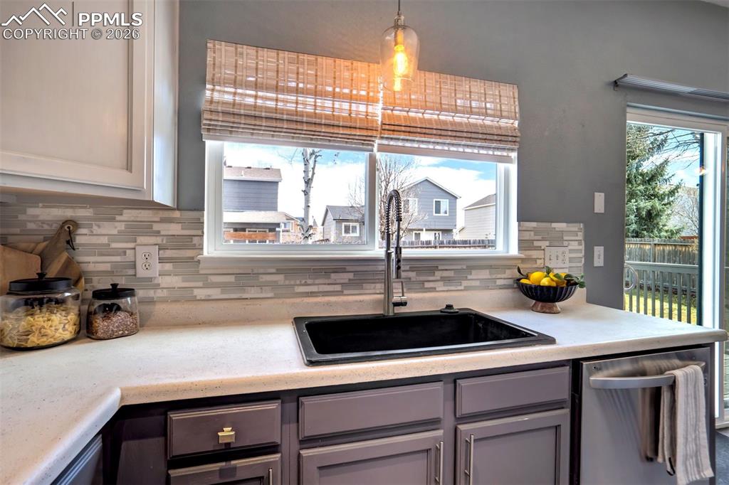 Image 12 of 50: Kitchen