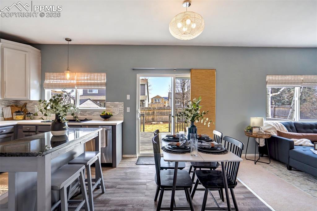 Image 14 of 50: Dining Area