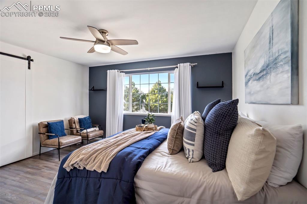 Image 17 of 50: Bedroom