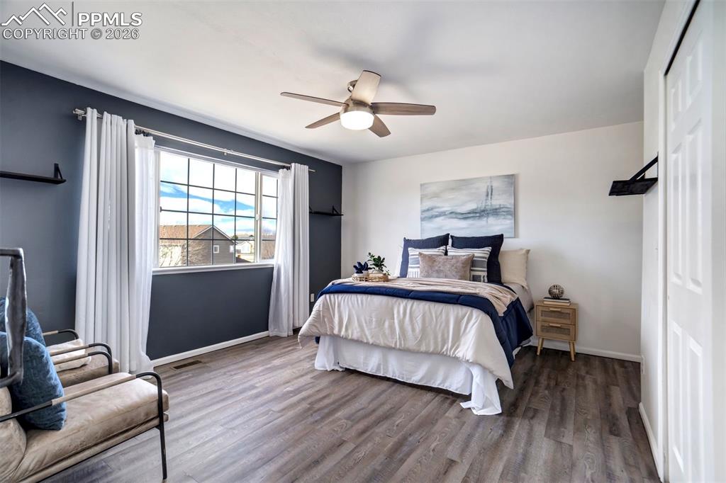 Image 18 of 50: Bedroom