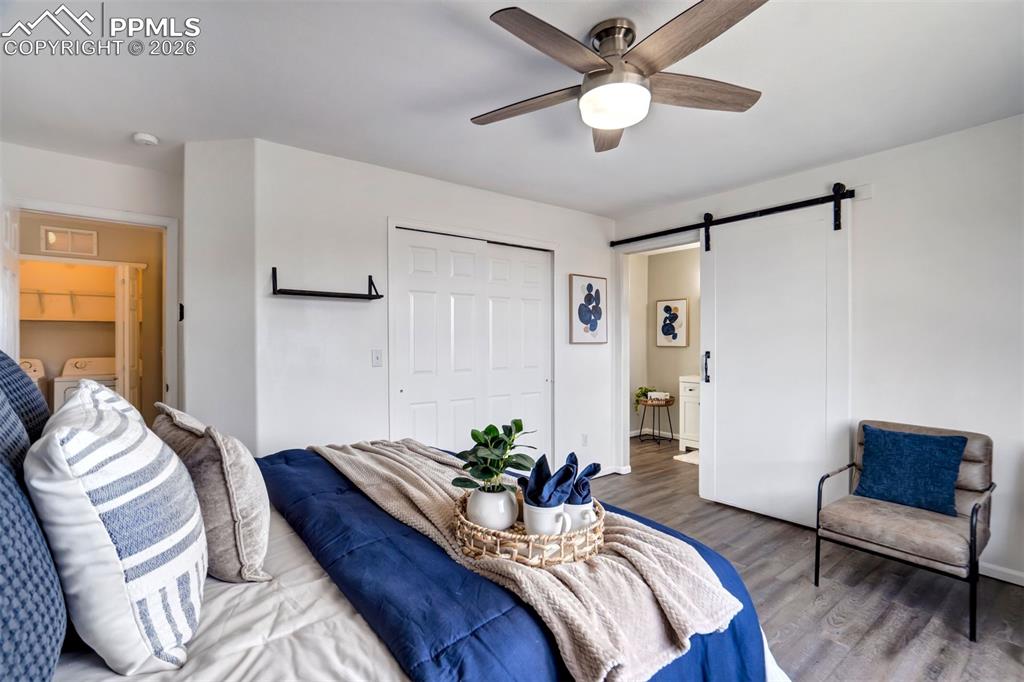 Image 21 of 50: Bedroom