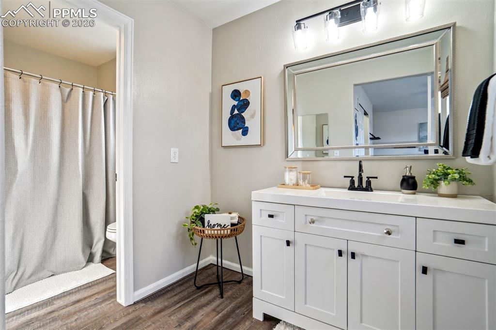 Image 23 of 50: Bathroom