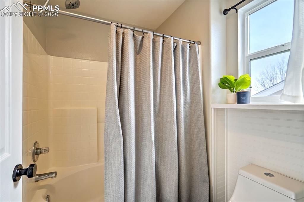 Image 24 of 50: Bathroom