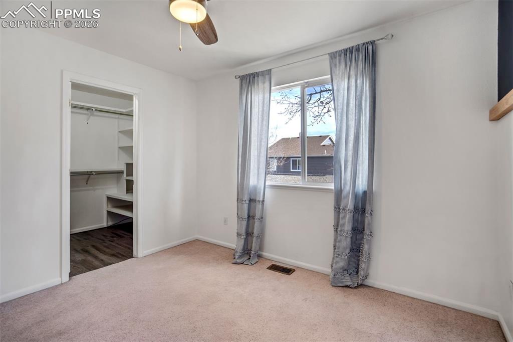 Image 26 of 50: Bedroom