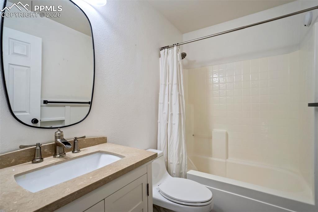 Image 30 of 50: Bathroom