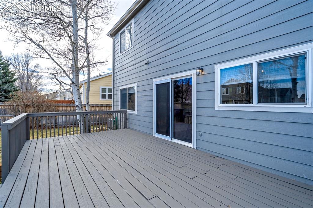 Image 40 of 50: Deck