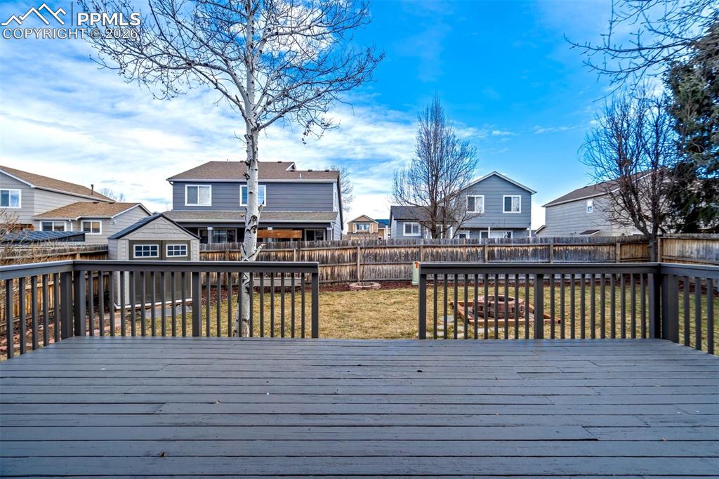 Image 42 of 50: Deck