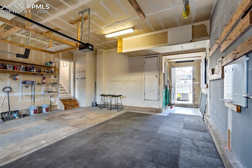 Image 43 of 50: Garage