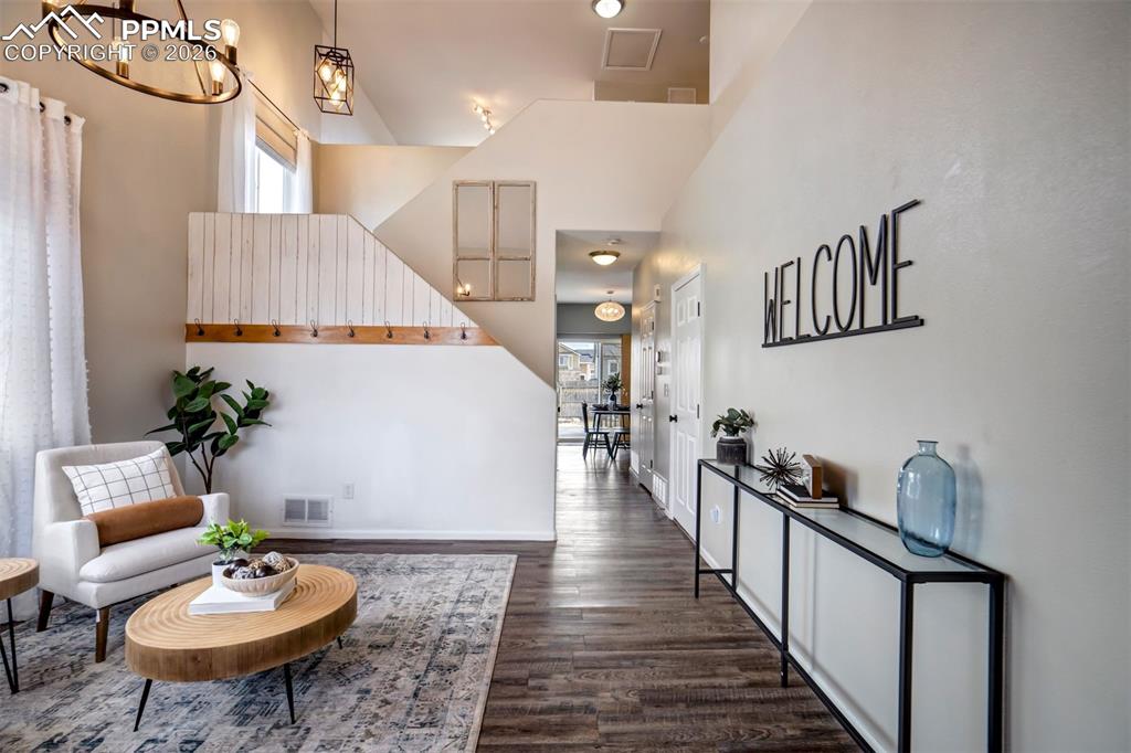 Image 5 of 50: Sitting Room