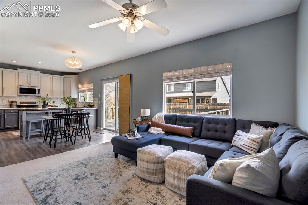 Image 7 of 50: Living Room