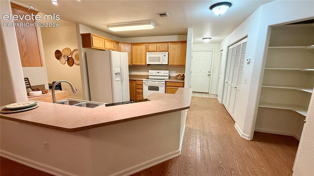 Image 6 of 26: Kitchen