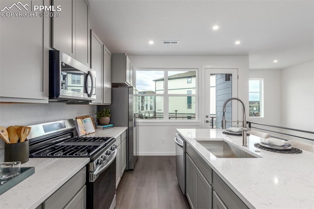 Image 10 of 32: Kitchen