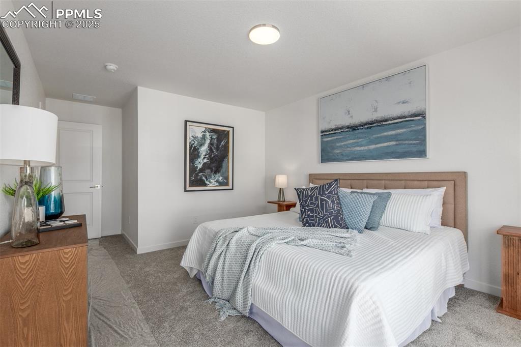 Image 15 of 32: Bedroom