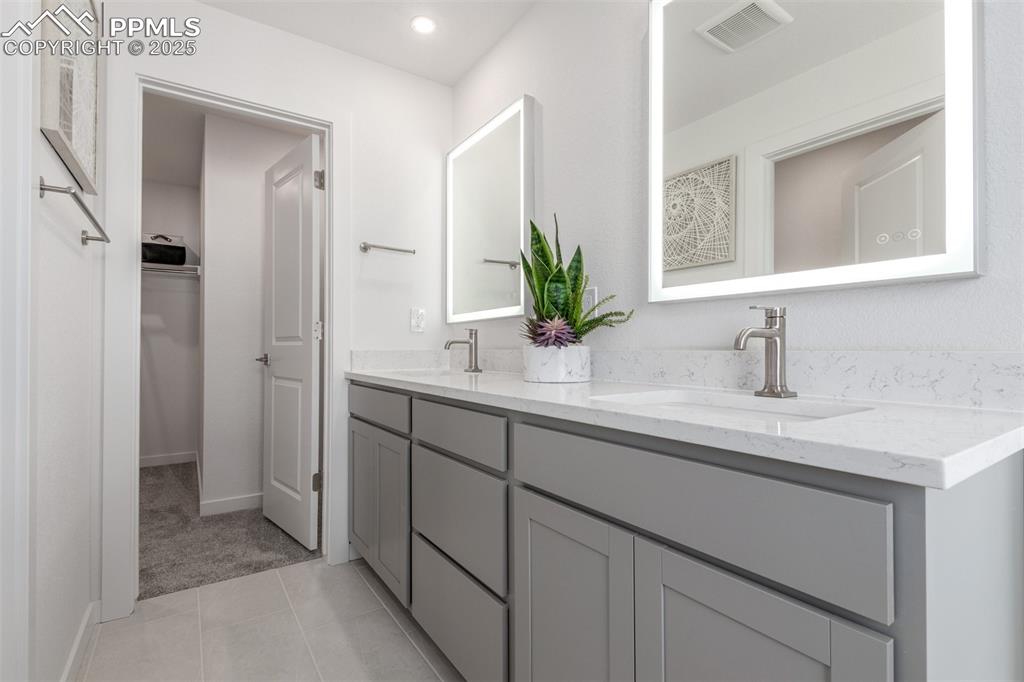 Image 17 of 32: Bathroom