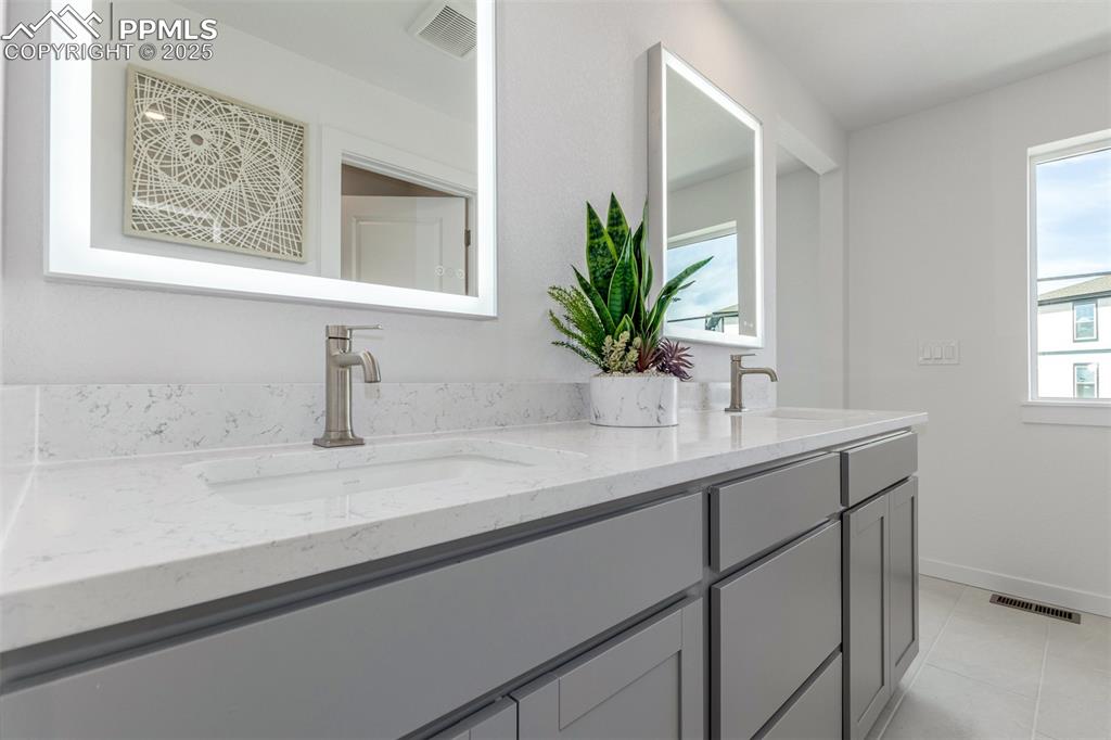 Image 18 of 32: Bathroom