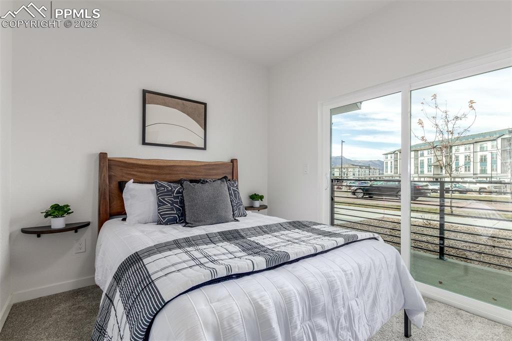 Image 19 of 32: Bedroom