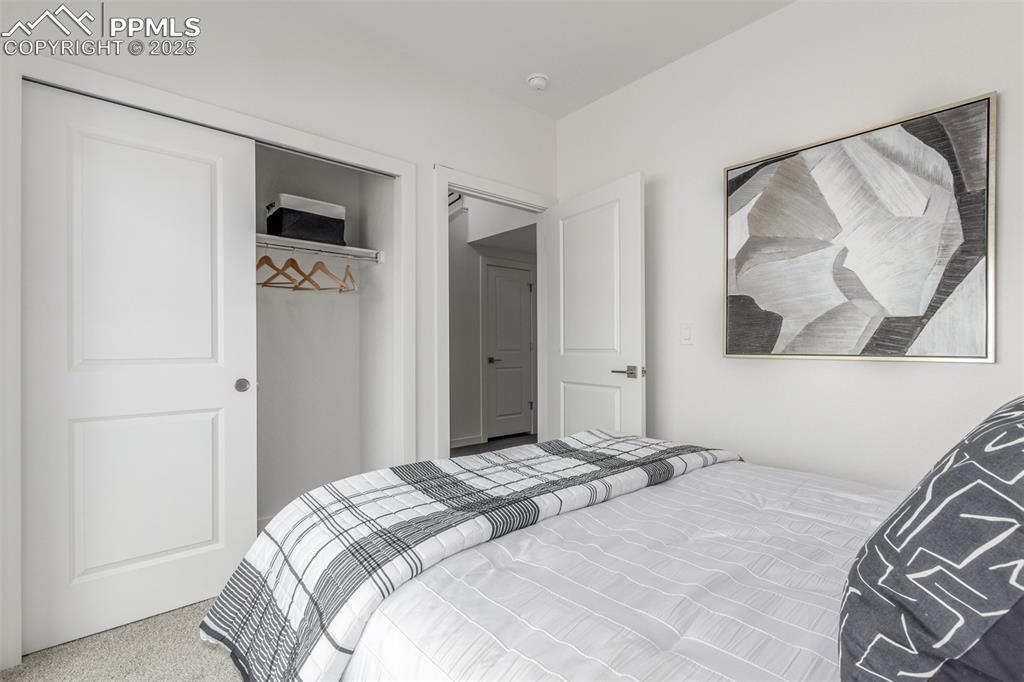 Image 20 of 32: Bedroom