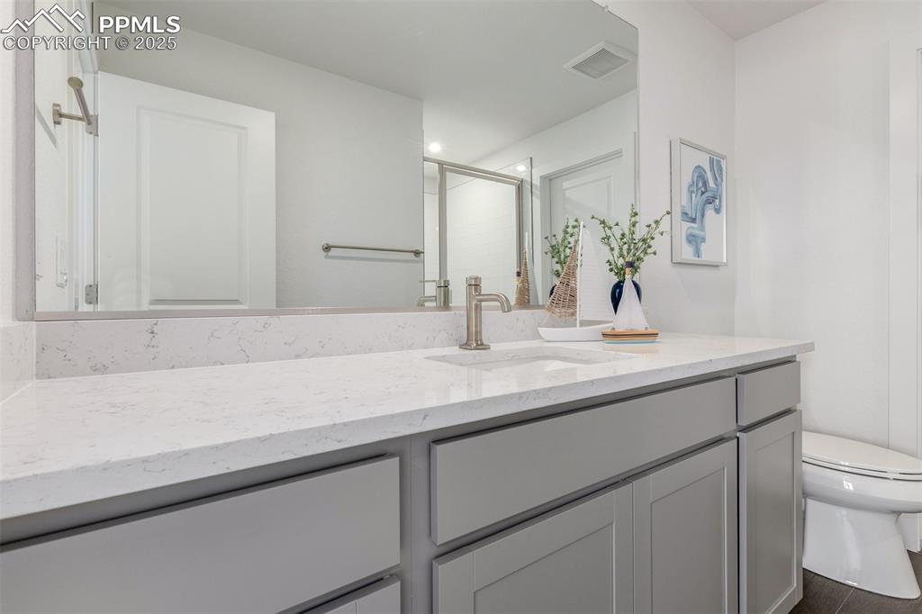 Image 25 of 32: Bathroom