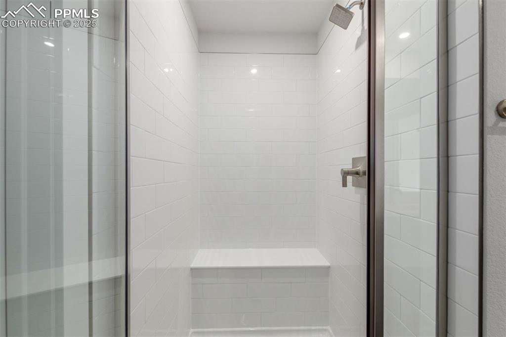 Image 26 of 32: Bathroom