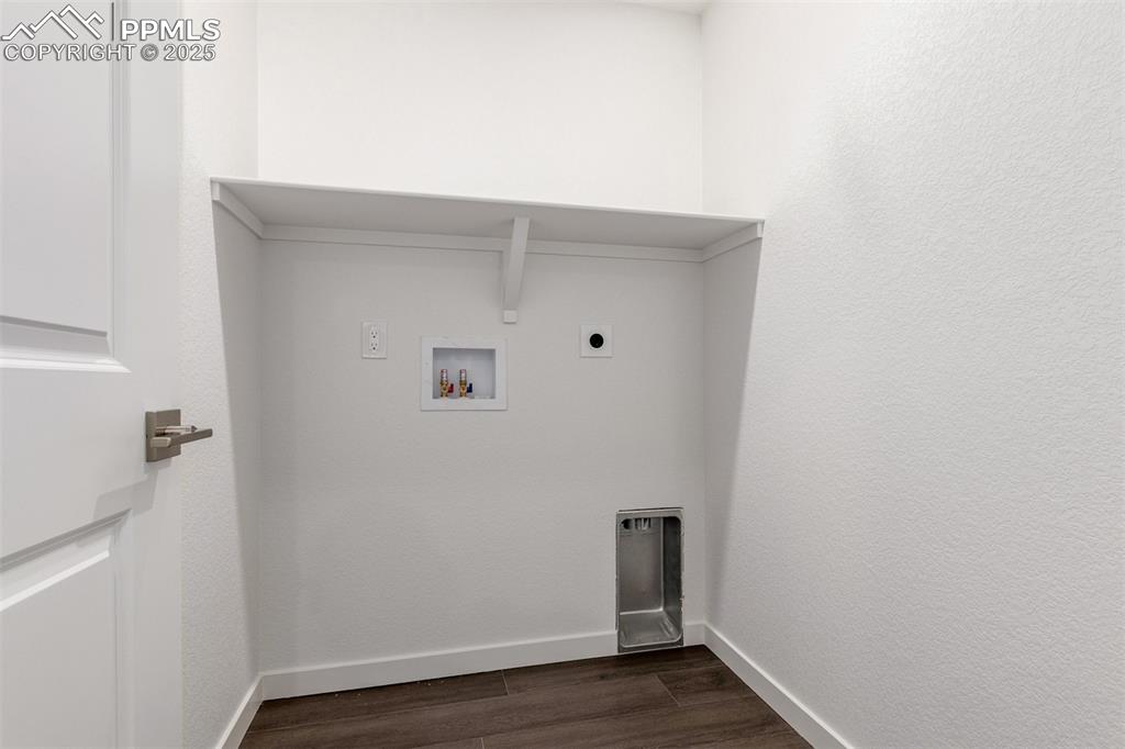 Image 27 of 32: Laundry