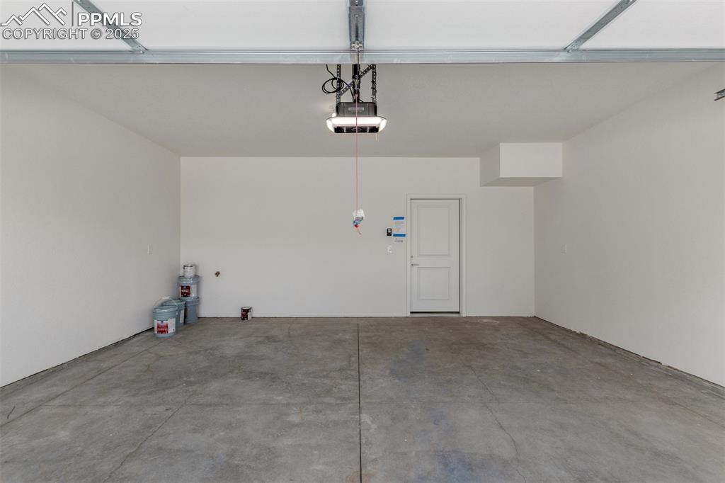 Image 28 of 32: Garage