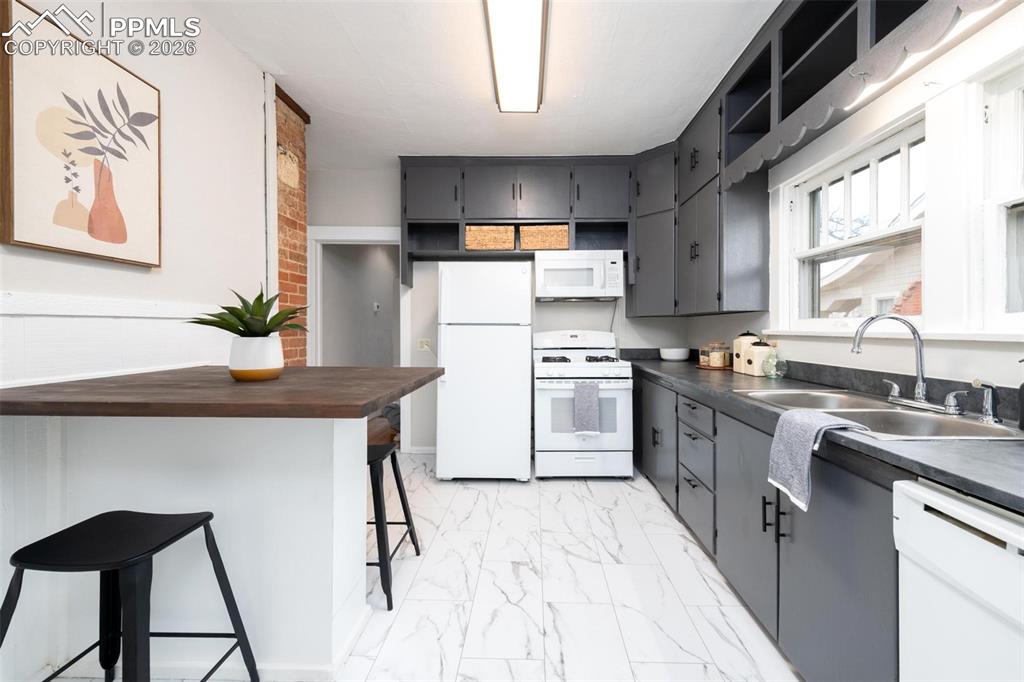 Image 13 of 43: Kitchen