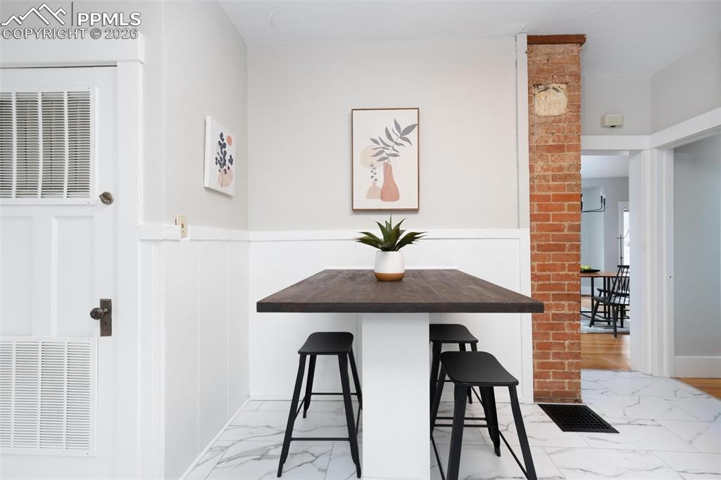 Image 14 of 43: Breakfast Area