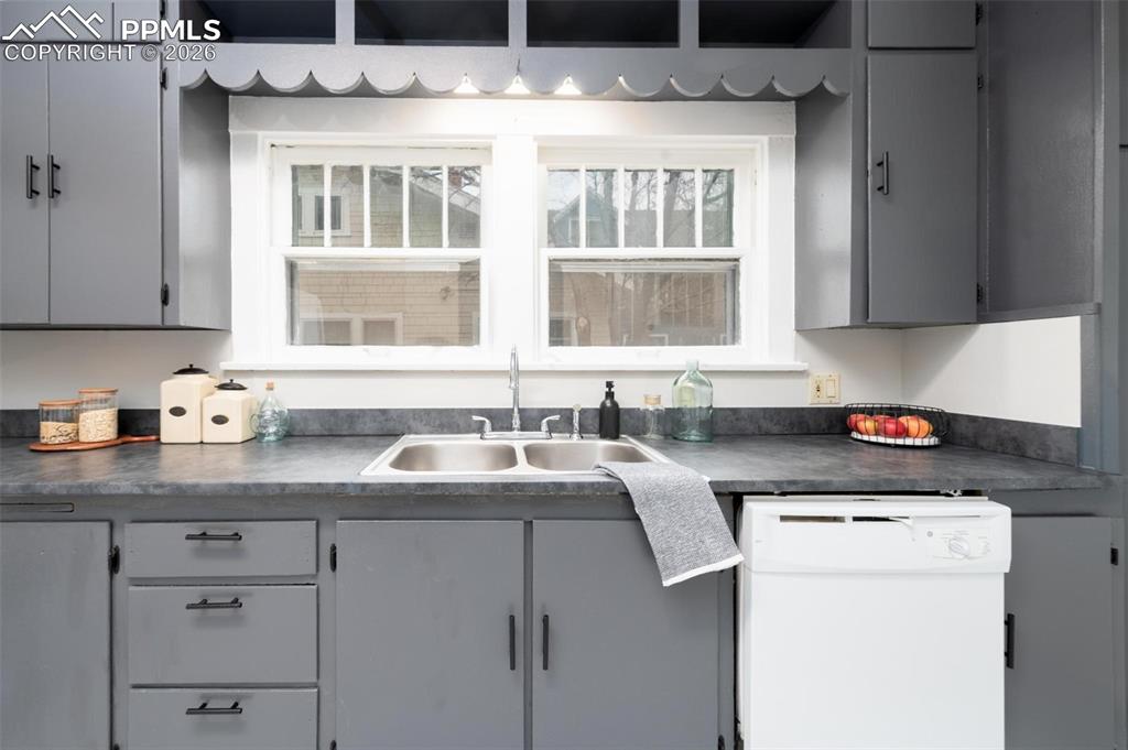 Image 15 of 43: Kitchen