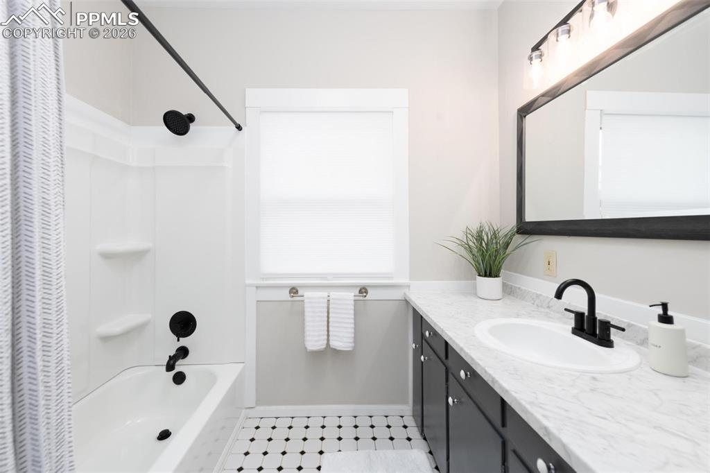 Image 20 of 43: Bathroom