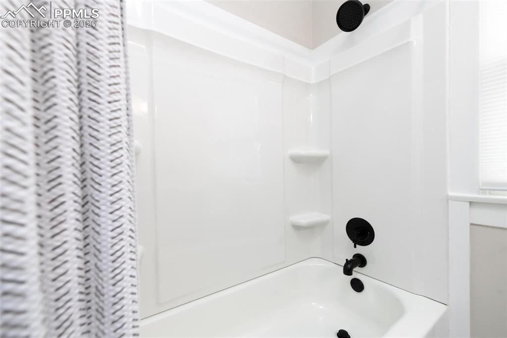 Image 21 of 43: Bathroom