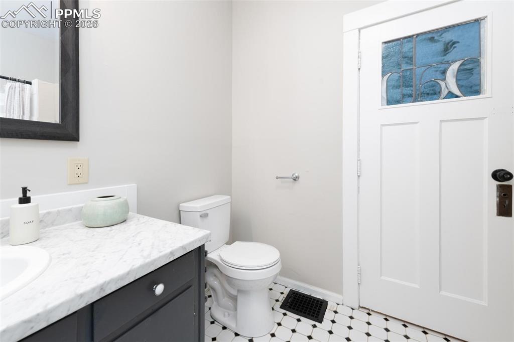 Image 22 of 43: Bathroom